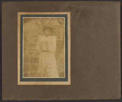 [Mujer sosteniendo una flor en el jardín] de Louis Fleckenstein