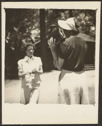 [Mujer sosteniendo el bolso por la cara] de Louis Fleckenstein