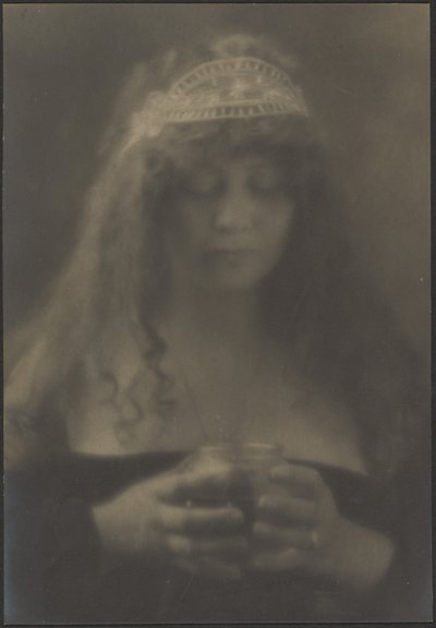 [Mujer sosteniendo un jarrón] de Louis Fleckenstein