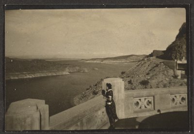 [Mujer mirando a la playa] de Louis Fleckenstein