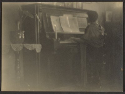 [Mujer tocando el piano] de Louis Fleckenstein