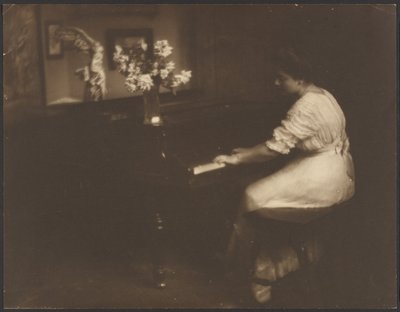 [Mujer tocando el piano] de Louis Fleckenstein