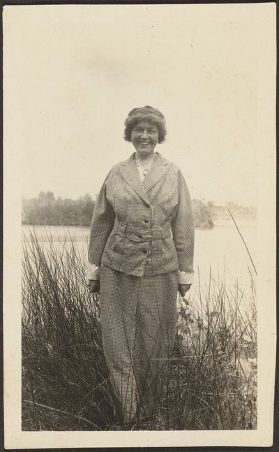 [Mujer de pie entre juncos] de Louis Fleckenstein