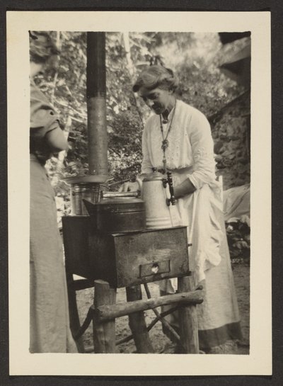 [Mujer usando estufa al aire libre] de Louis Fleckenstein