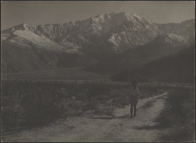[Mujer caminando por un sendero hacia las montañas] de Louis Fleckenstein