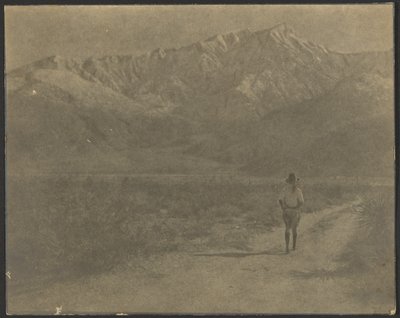 [Mujer caminando por un sendero hacia las montañas] de Louis Fleckenstein