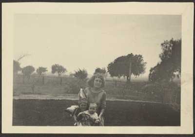 [Mujer y niños] de Louis Fleckenstein