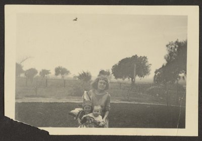 [Mujer y niños] de Louis Fleckenstein
