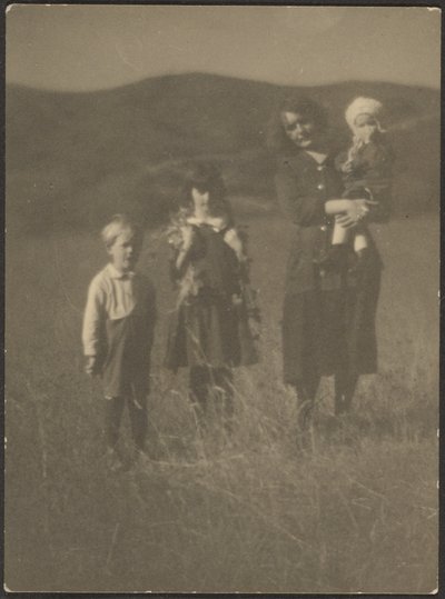 [Mujer y tres niños en el campo] de Louis Fleckenstein
