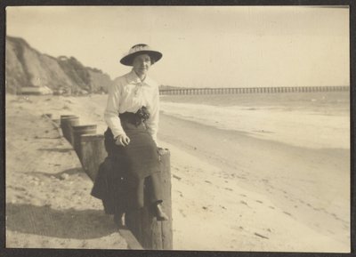 [Mujer en la playa] de Louis Fleckenstein