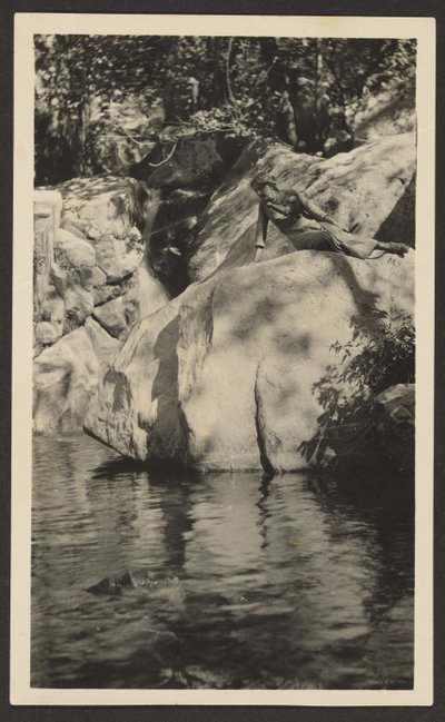 [Mujer en Lakeside] de Louis Fleckenstein