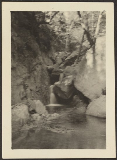 [Mujer en las cataratas] de Louis Fleckenstein