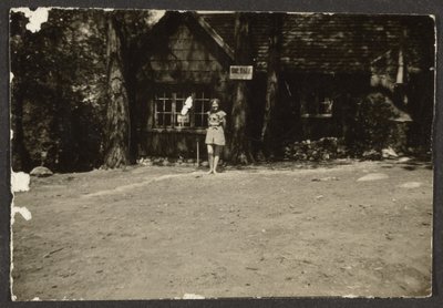 [Mujer ante la cabina] de Louis Fleckenstein