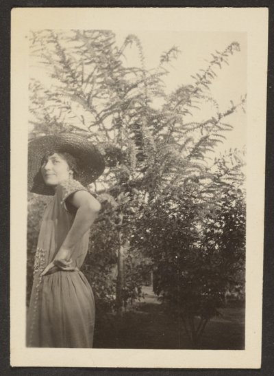 [Mujer con sombrero de pie en el huerto] de Louis Fleckenstein