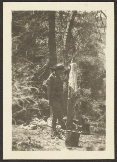 [Mujer con cubos en el bosque] de Louis Fleckenstein
