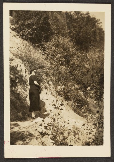 [Mujer en la ladera] de Louis Fleckenstein