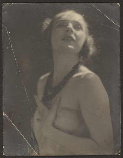 [Mujer con collar de cuentas] de Louis Fleckenstein