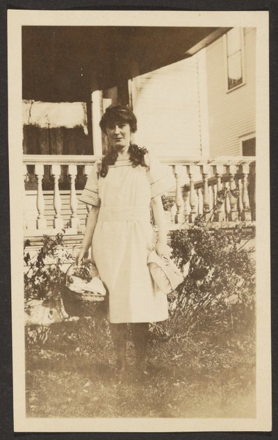 [Mujer con cesta de picnic] de Louis Fleckenstein