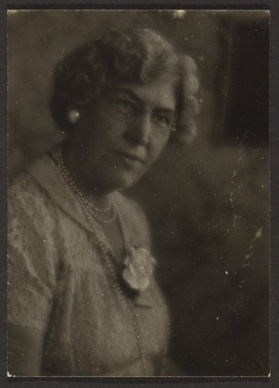 [Mujer con flor blanca y perlas] de Louis Fleckenstein