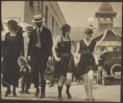 [Mujeres disfrazadas en la calle] de Louis Fleckenstein