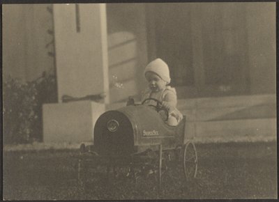 [Niño pequeño en un coche Super Seis] de Louis Fleckenstein