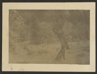 [Joven con perro en el campo] de Louis Fleckenstein