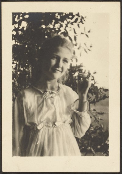 [Mujer joven de pie en un árbol] de Louis Fleckenstein