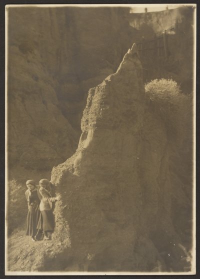 [Mujeres jóvenes en Rocky Ravine] de Louis Fleckenstein