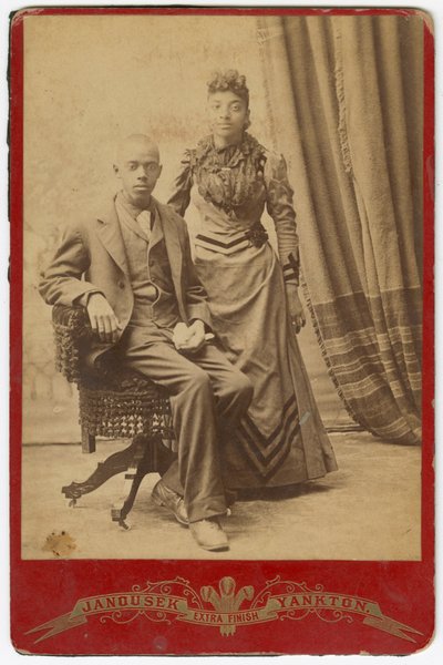Fotografía de hombre y mujer afroamericanos con ropa formal, finales del siglo XIX de Louis Janousek