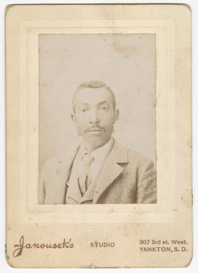 Fotografía de un hombre con chaqueta clara, chaleco y corbata, finales del siglo XIX de Louis Janousek