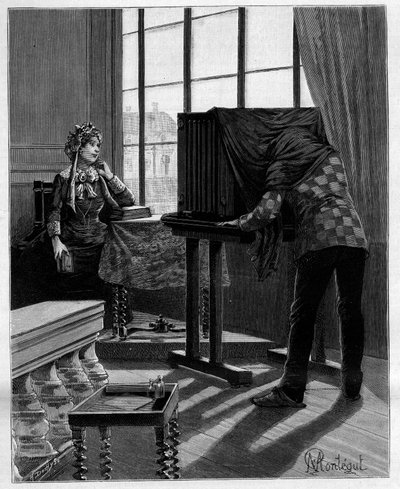 Y sin ningún mal humor, la dama de Midi vuelve a poner el codo sobre la mesa y la barbilla en la mano. Fotógrafo en su estudio tomando una fotografía con una cámara oscura. En 