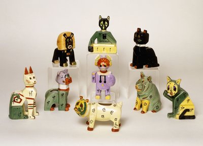 Un grupo de jarrones de porcelana con forma de animales estilizados, siglo XX de Louis Wain