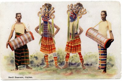 Bailarines del diablo, Ceilán, c.1900-20 (fotografía coloreada a mano) de Ltd. Ceylon Plâté