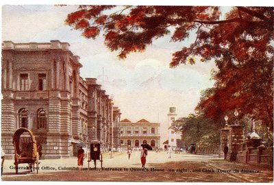 Oficina General de Correos, Colombo (a la izquierda), entrada de la Casa de la Reina (a la derecha) y Torre del Reloj (a lo lejos), c.1900-20 (fotografía coloreada a mano) de Ltd. Ceylon Plâté