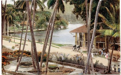 Vista desde el Templo del Diente Sagrado, Kandy, Ceilán, c.1900-20 (fotografía coloreada a mano) de Ltd. Ceylon Plâté