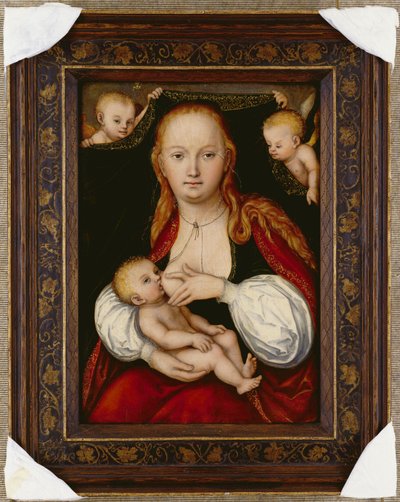 La Virgen y el Niño, tres cuartos de longitud, con putti sosteniendo una cortina detrás de Lucas Cranach