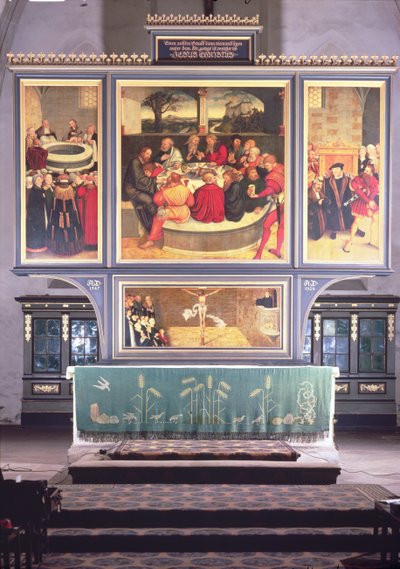 Altar con un tríptico que representa: panel izquierdo, Philipp Melanchthon (1497-1560) realizando un bautismo asistido por Martin Luther (1483-1546); panel central, la Última Cena con Lutero entre los Apóstoles de Lucas Cranach the Elder