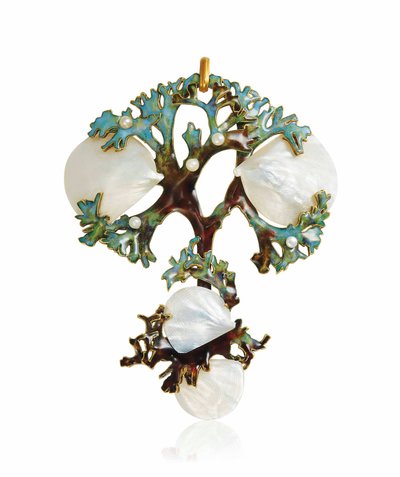 Un colgante Art Nouveau de nácar, esmalte y perlas de semilla, c.1900 de Lucien Gaillard