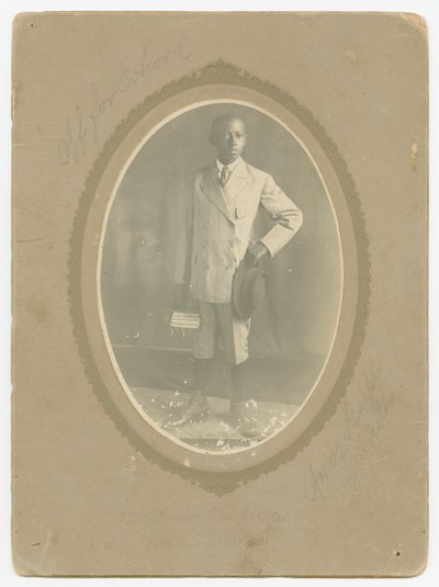 Fotografía de Amos Harper camino a la escuela de Lucius Harper