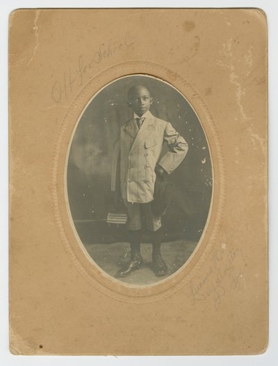 Fotografía de Lucius Harper, Jr. camino a la escuela, ca. 1910 de Lucius Harper