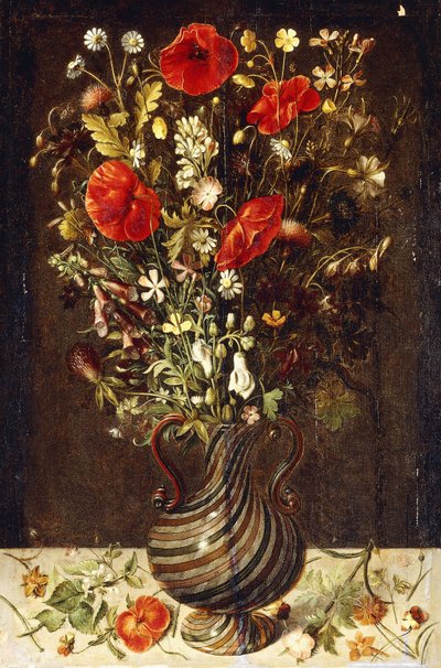 Amapolas, ranúnculos, margaritas, acianos, cardos y otras flores silvestres en un jarrón de vidrio filigrana de Venecia de Ludger Tom the Younger Ring