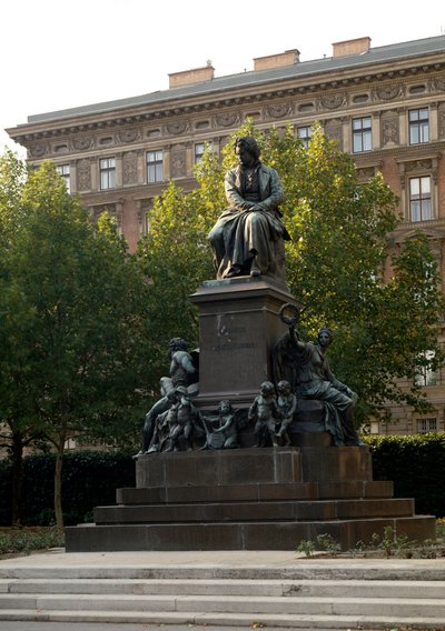Monumento en homenaje al compositor alemán Ludwig van Beethoven (1770-1827) realizado por Kaspar von Zumbusch (1830-1915). Viena, Austria de Ludwig von Zumbusch