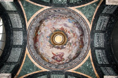 Vista de la cúpula de la Capilla Cybo, decorada al fresco por Luigi Garzi (1638-1721) Roma, Basílica de Santa Maria del Popolo, Capilla Cybo de Luigi Garzi