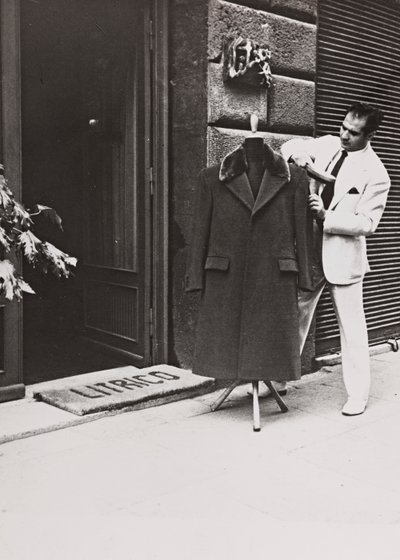 Angelo Litrico, estilista de Nikita Jruschov y de John F. Kennedy, Juan Perón, Tito y Dwight D. Eisenhower, en la puerta de su tienda de Roma. de Luigi Leoni