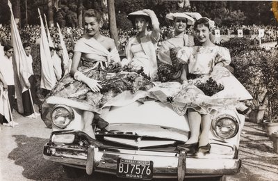Maniquíes posando sobre un coche en la Piazza di Siena en Villa Borghese, Roma de Luigi Leoni