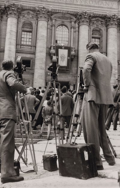 Fotógrafos en la Plaza de San Pedro de Roma de Luigi Leoni