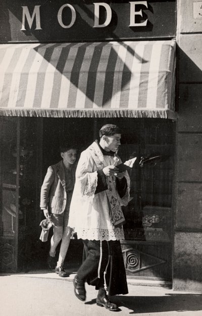 Sacerdote durante la bendición de Pascua de Luigi Leoni