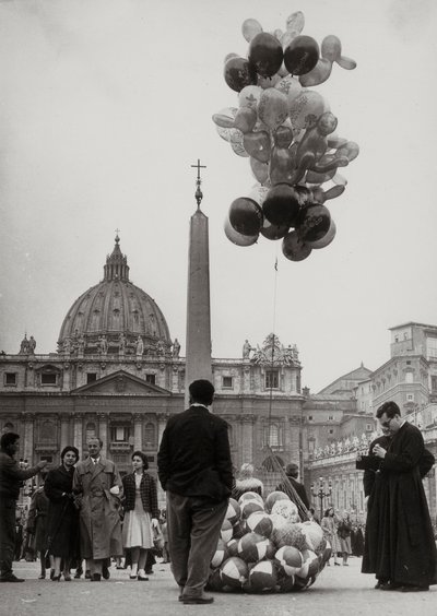 Venta de globos frente a la Basílica de San Pedro en el Vaticano de Luigi Leoni