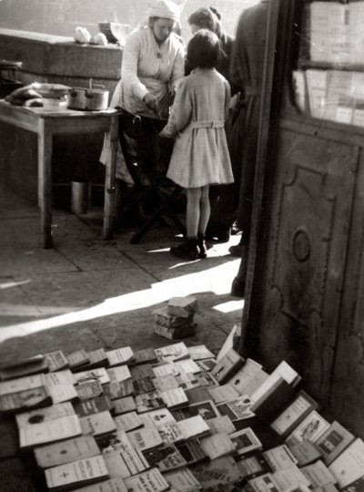 Venta de libros en la calle de Luigi Leoni