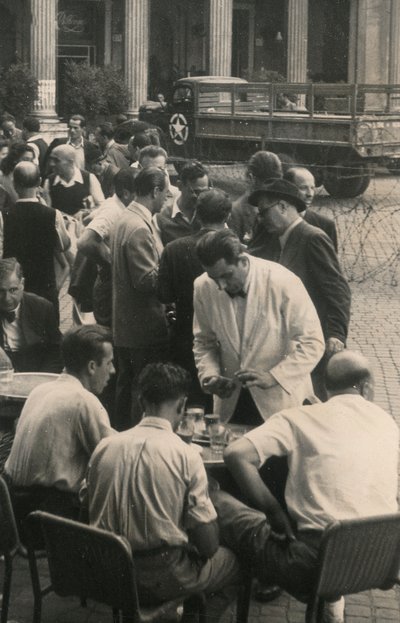 Mesas de espera, al fondo un camión del ejército de EE.UU. de Luigi Leoni